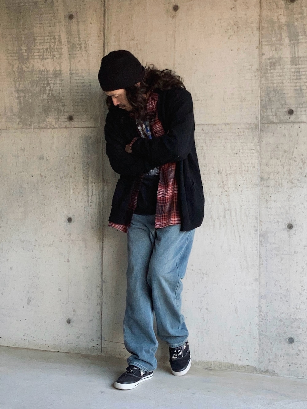 ブラック系のTシャツ/カットソー、その他のシャツ/ブラウス、ブラック系のカーディガン/ボレロを着用したメンズの秋コーディネートの3枚目の写真