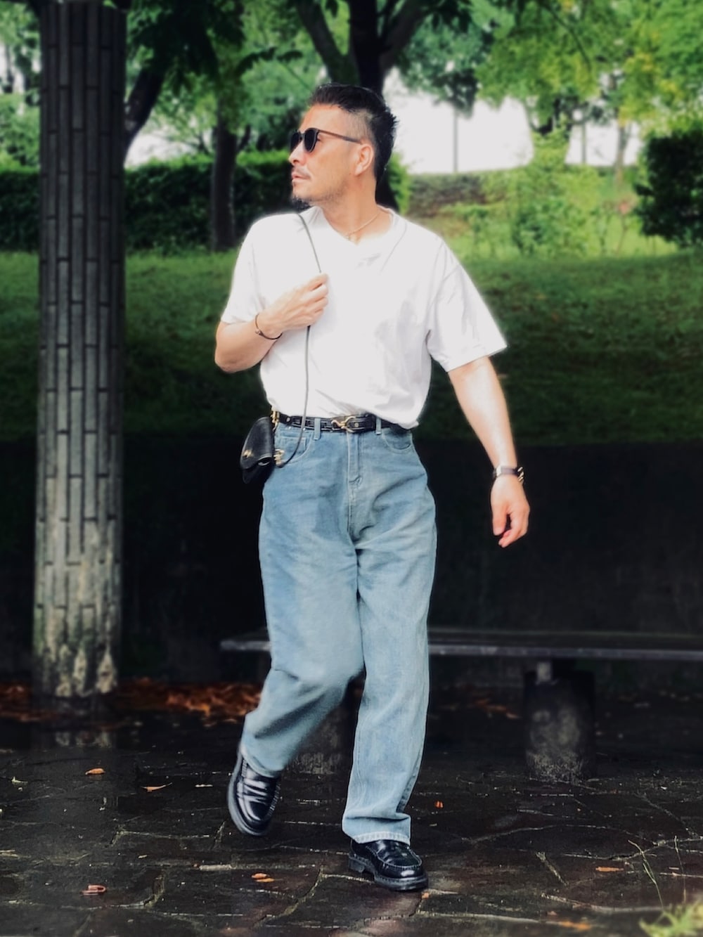 ホワイト系のTシャツ/カットソー、ブルー系のデニムパンツ、ブラック系のローファーを着用したメンズの夏コーディネートの4枚目の写真