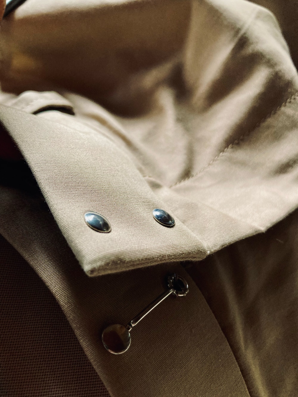 ブラック系のTシャツ/カットソー、ベージュ系のチノパンツ、ブラック系のスニーカーを着用したメンズの春コーディネートの4枚目の写真