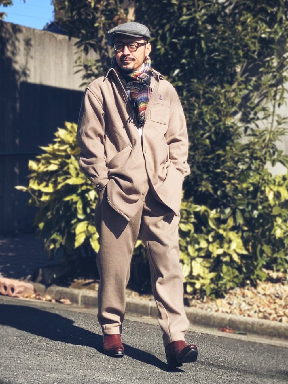 ベージュ系のシャツ/ブラウス、ベージュ系のスウェットパンツ、レッド系のブーツを着用したメンズの冬コーディネートの3枚目の写真