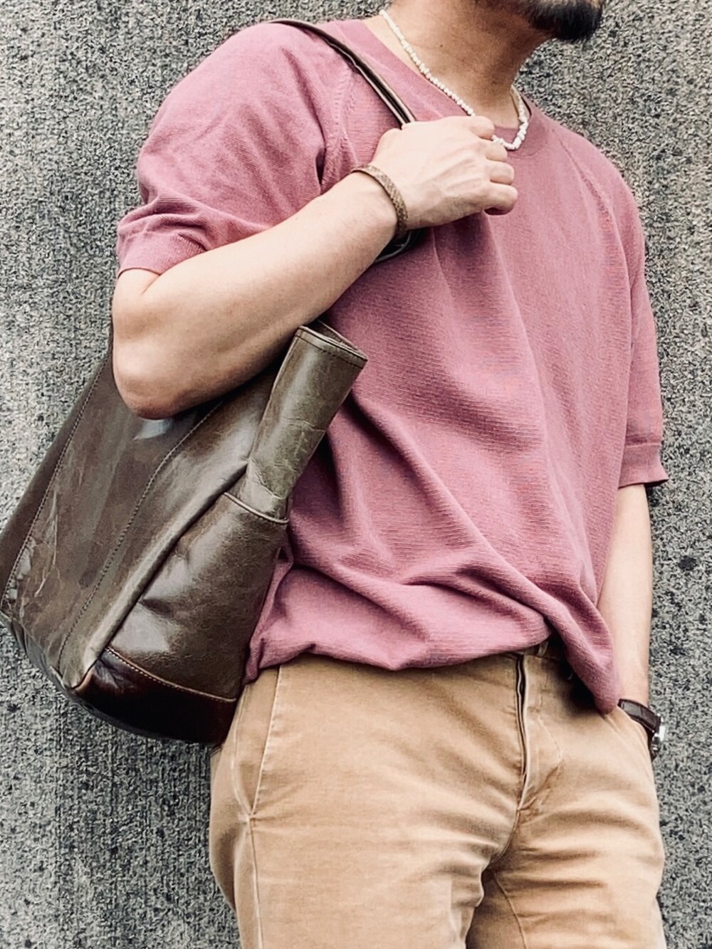 ピンク系のTシャツ/カットソー、ブラウン系のその他パンツ、ブラウン系のドレスシューズを着用したメンズの夏コーディネートの2枚目の写真