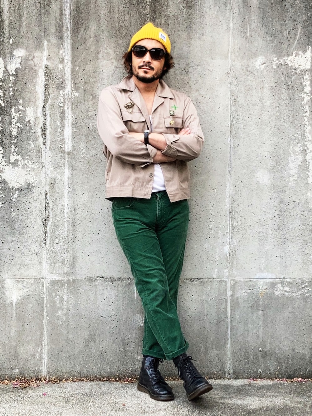 ホワイト系のタンクトップ、ベージュ系のその他アウター、グリーン系のその他パンツを着用したメンズの秋コーディネートの2枚目の写真