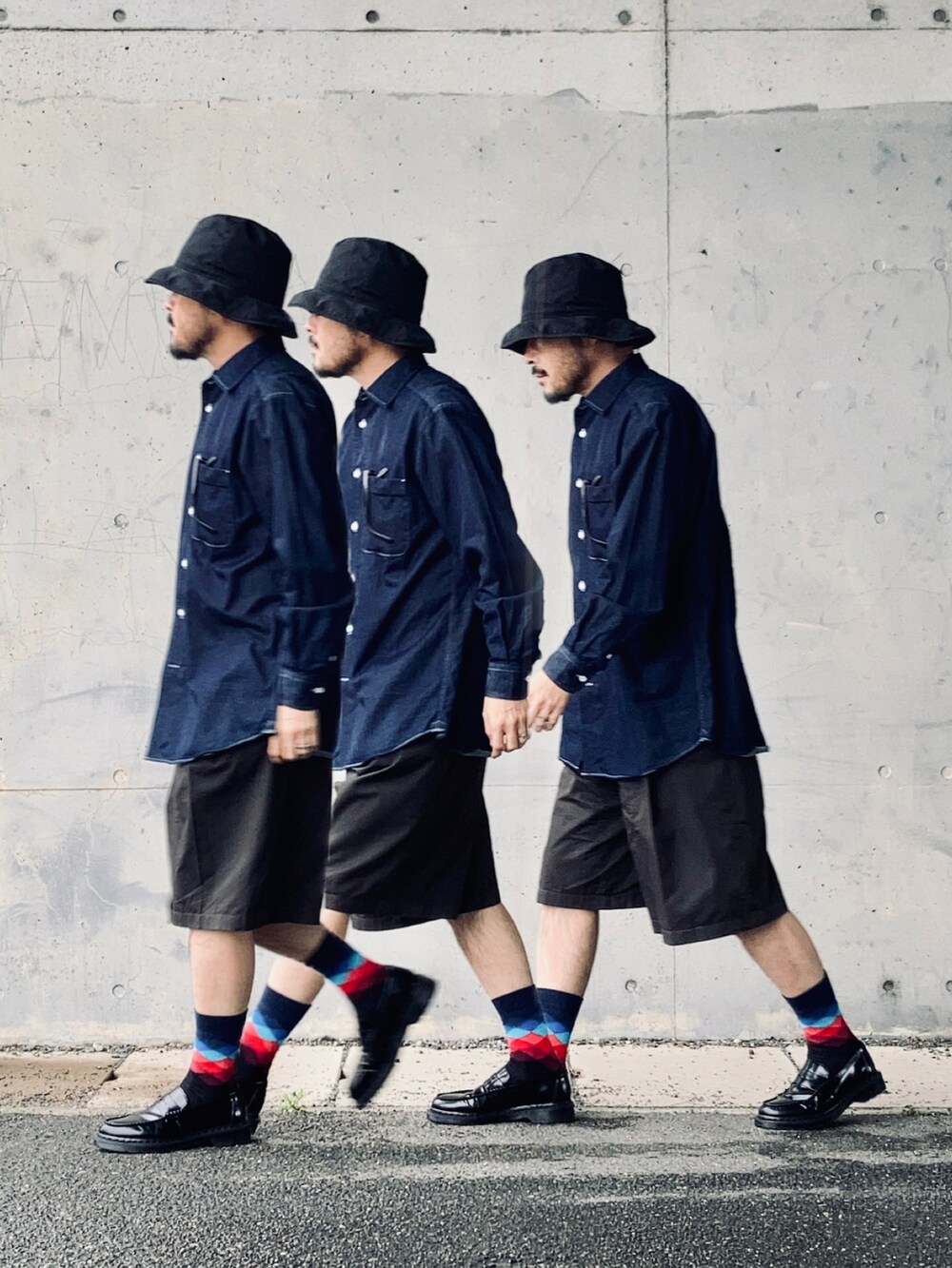 ブルー系のシャツ/ブラウス、ブラウン系のパンツ、ブラック系のローファーを着用したメンズの春コーディネートの2枚目の写真