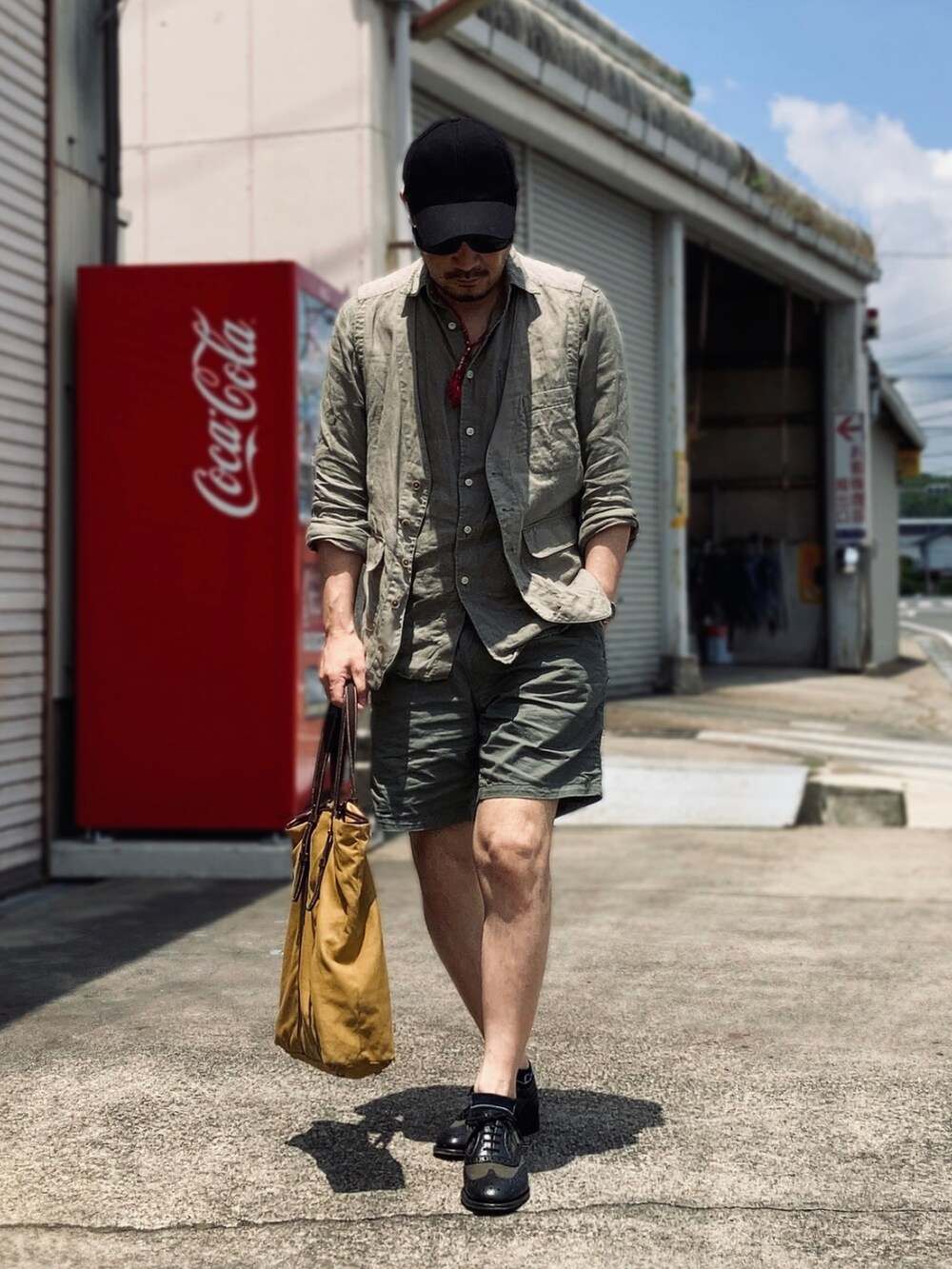 グリーン系のシャツ/ブラウス、グリーン系のベスト、グリーン系のチノパンツを着用したメンズの夏コーディネートの2枚目の写真