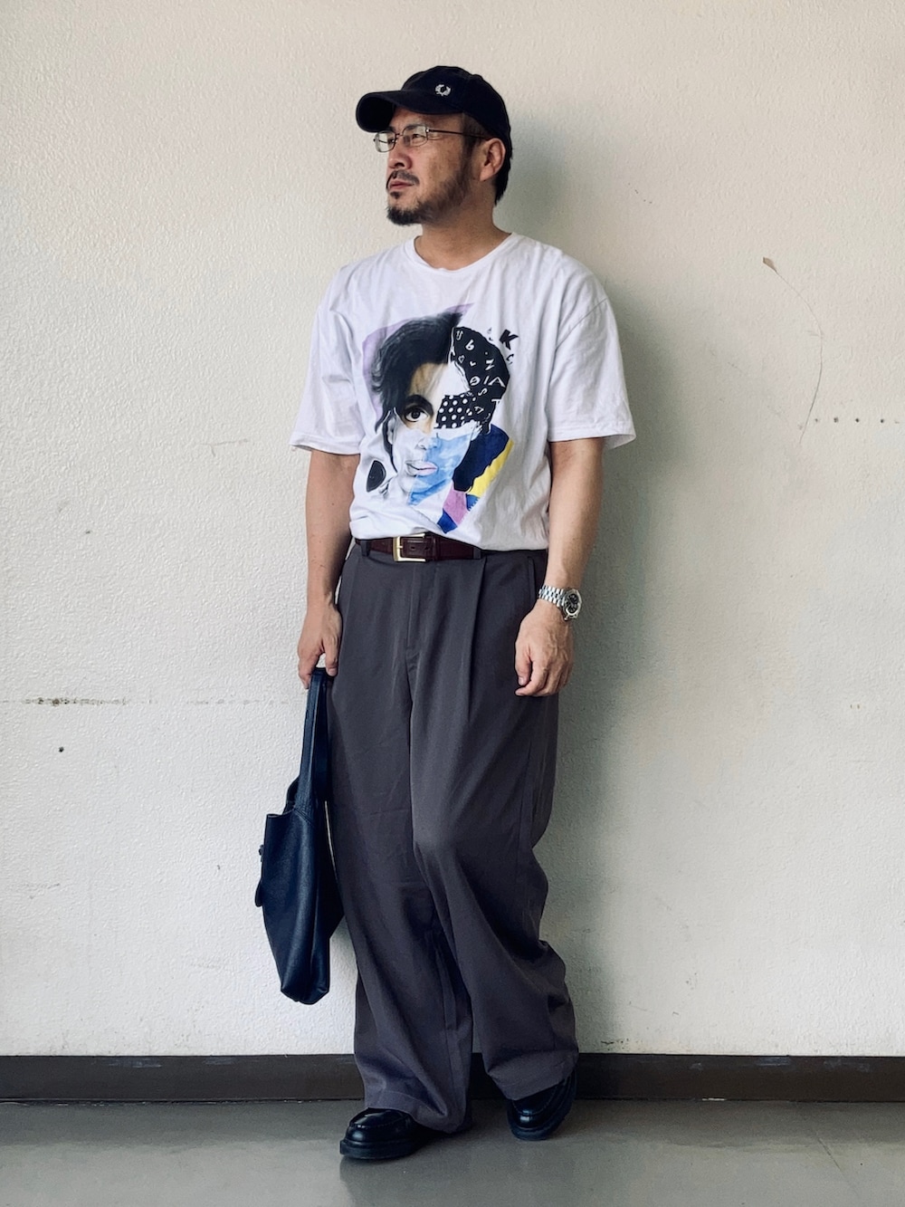 ホワイト系のTシャツ/カットソー、グレー系のスラックス、ブラック系のローファーを着用したメンズの秋コーディネートの2枚目の写真