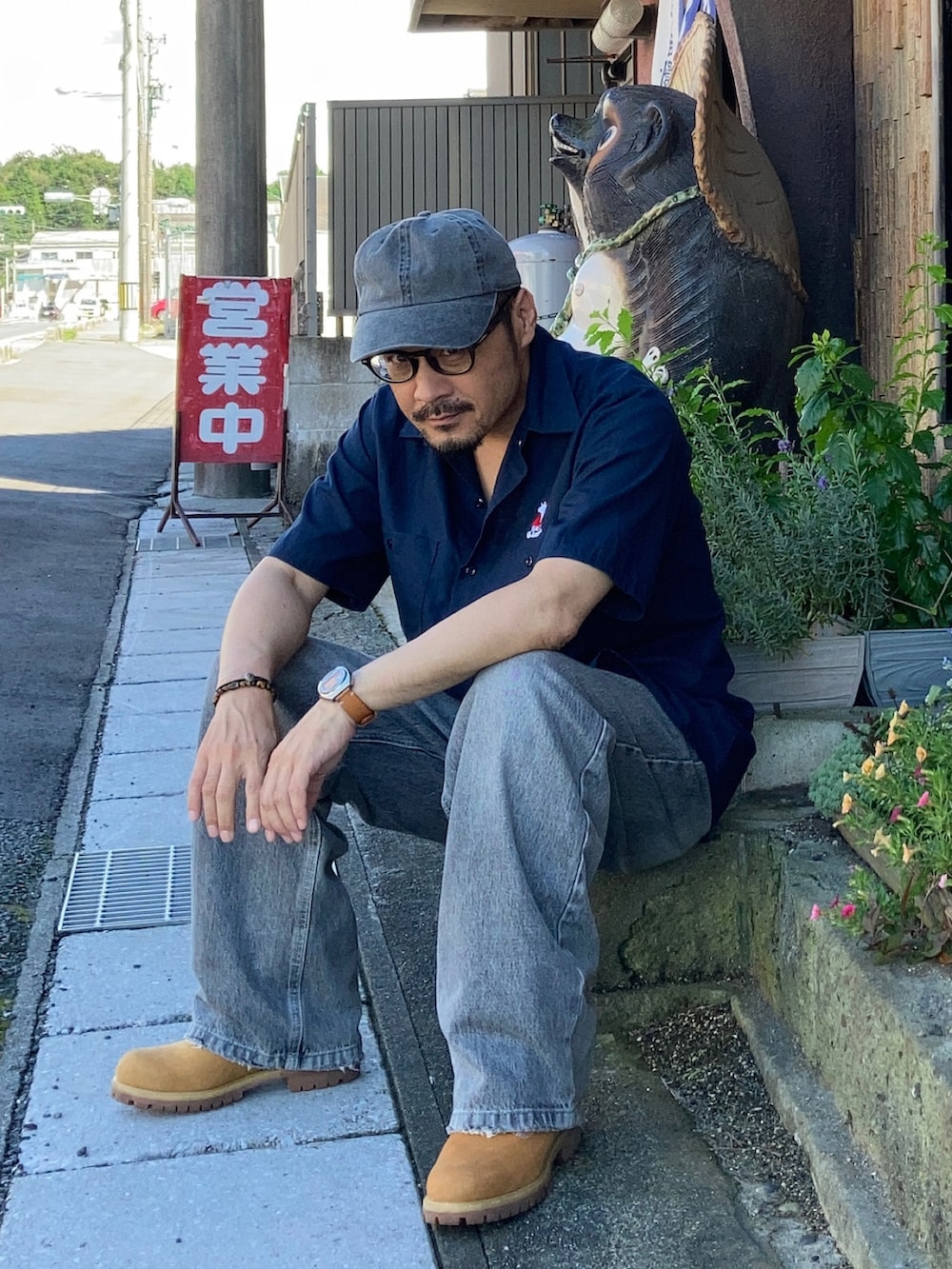 ブルー系のシャツ/ブラウス、グレー系のデニムパンツ、イエロー系のブーツを着用したメンズの秋コーディネートの3枚目の写真