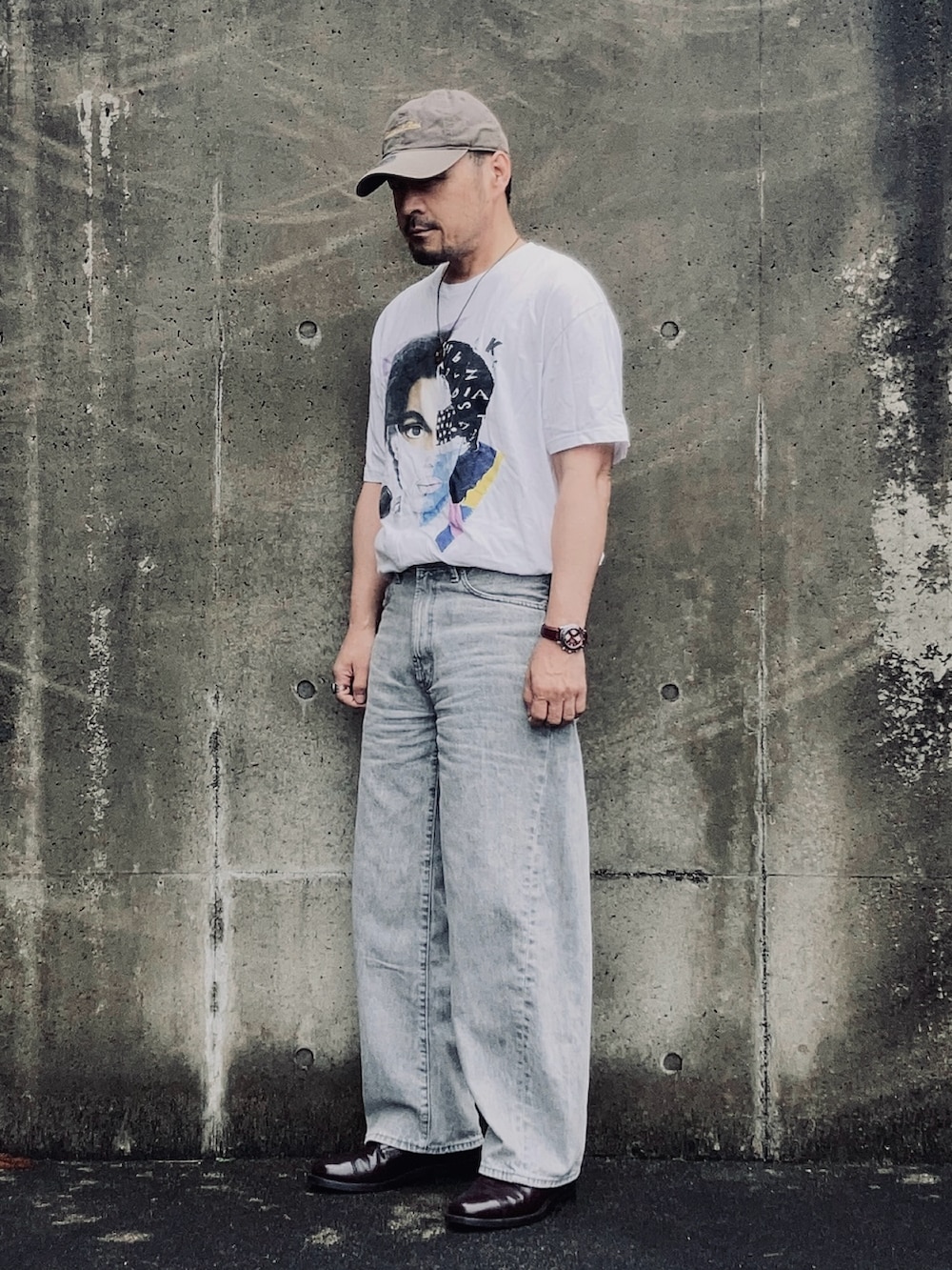 「プチプラ、夏だ！Tシャツ着よう！、さらっと晴れやかスナップ、夏、ゆるコーデ、カジュアルスタイル、タックイン、バンドT、ロックT、バレルレッグジーンズ、キャップ、腕時計、ワイドジーンズ、ワイドデニム、淡色コーデ」｜「GUのバレルレッグジーンズ size 30（デニムパンツ、グレー系）」を使った、koppaさん（メンズ・169cm）の夏コーディネートの2枚目の写真