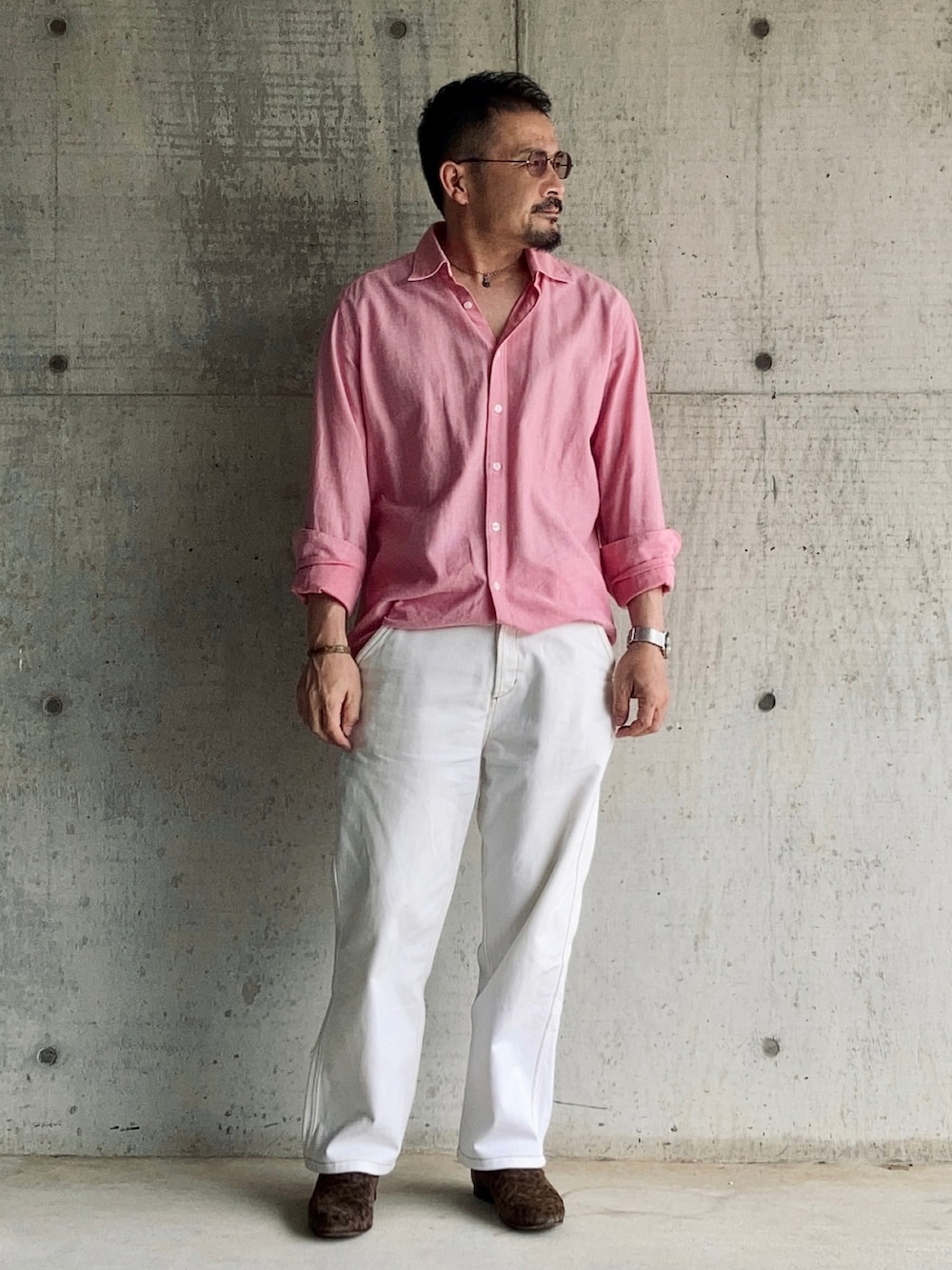 ピンク系のシャツ/ブラウス、ホワイト系のデニムパンツ、ブラウン系のスリッポンを着用したメンズの春コーディネートの2枚目の写真