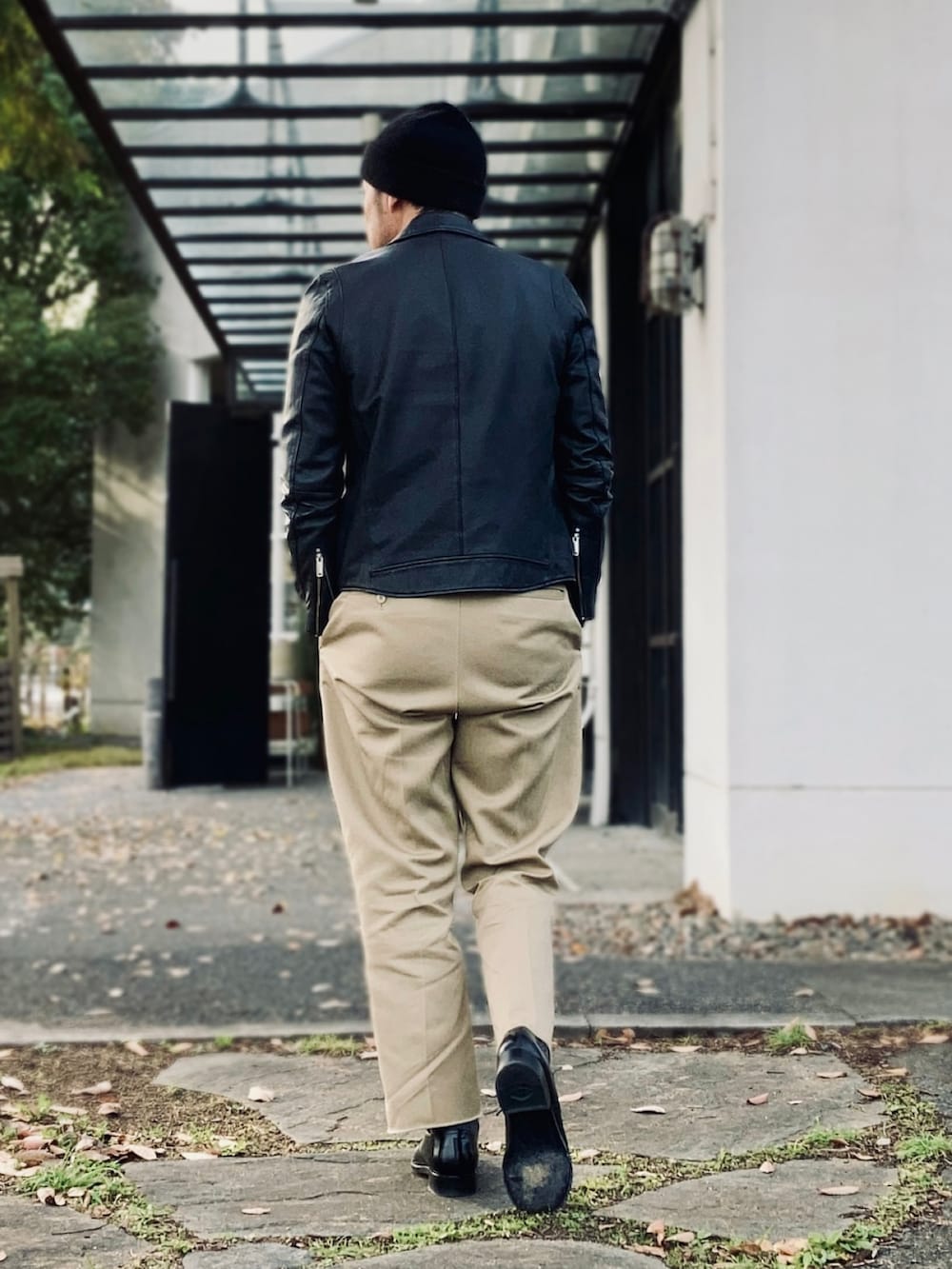 その他のニット/セーター、ブラック系のライダースジャケット、ベージュ系のチノパンツを着用したメンズの秋コーディネートの2枚目の写真