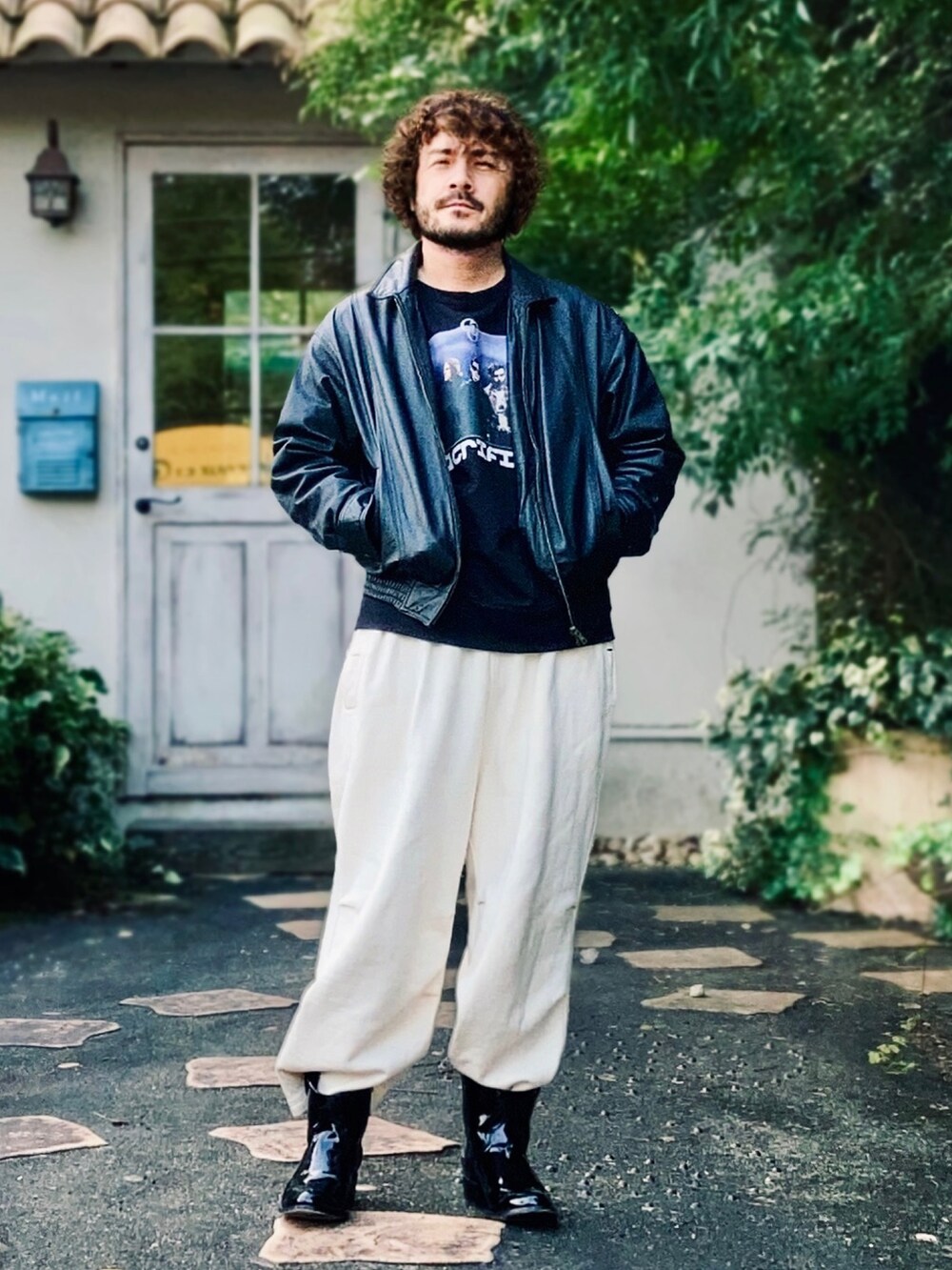 ブラック系のスウェット、ブラック系のブルゾン、グレー系のスウェットパンツを着用したメンズの秋コーディネートの2枚目の写真