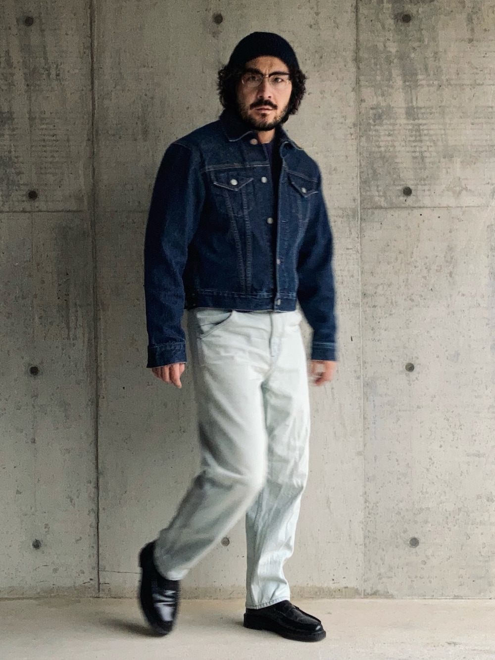 ブルー系のデニムジャケット、ブルー系のTシャツ/カットソー、ブルー系のデニムパンツを着用したメンズの秋コーディネートの2枚目の写真