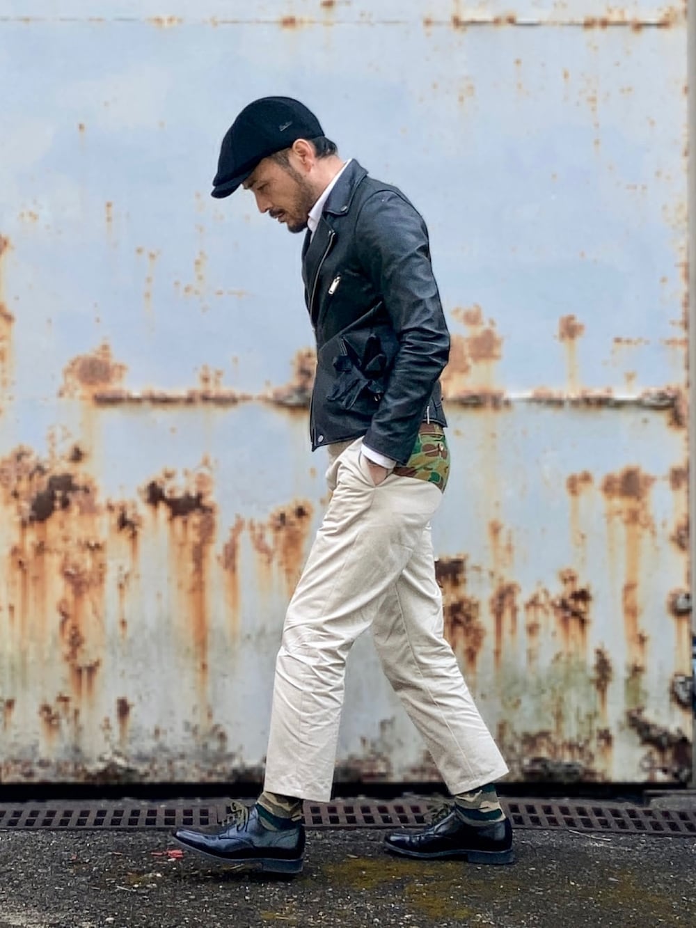 ホワイト系のシャツ/ブラウス、ブラック系のライダースジャケット、ベージュ系のチノパンツを着用したメンズの冬コーディネートの4枚目の写真