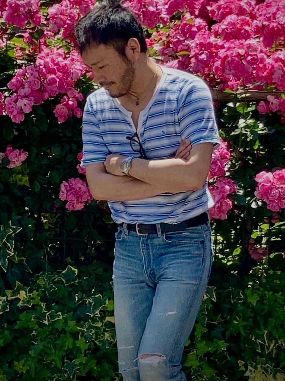 ブルー系のTシャツ/カットソー、ブルー系のデニムパンツ、ブラック系のローファーを着用したメンズの春コーディネートの3枚目の写真