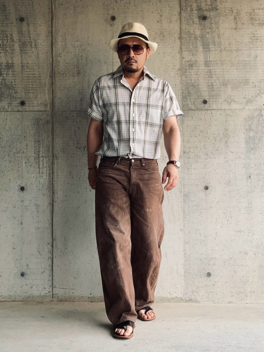 「dye、染め、バレルレッグジーンズ、リメイクジーンズ、フェススタイル、古着MIX、夏コーデ、テーマパークコーデ、さらっと晴れやかスナップ、デニム、ブラウンパンツ、ペーパーハット、サングラス、腕時計、レザーサンダル」｜「GUのバレルレッグジーンズ(セルフダイ) size 30 （デニムパンツ、ブラウン系）」を使った、koppaさん（メンズ・169cm）の夏コーディネートの2枚目の写真