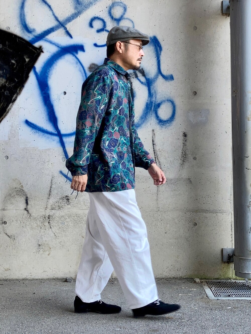 グリーン系のシャツ/ブラウス、ホワイト系のスラックス、ブラック系のローファーを着用したメンズの秋コーディネートの4枚目の写真