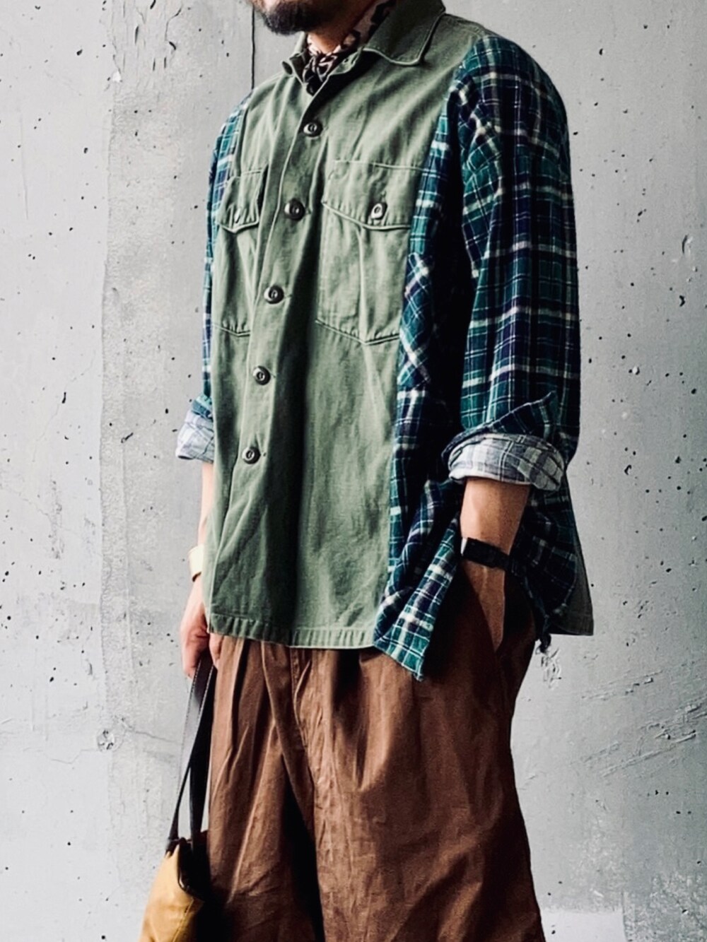 グリーン系のシャツ/ブラウス、ブラウン系のその他パンツ、ベージュ系のブーツを着用したメンズの夏コーディネートの4枚目の写真