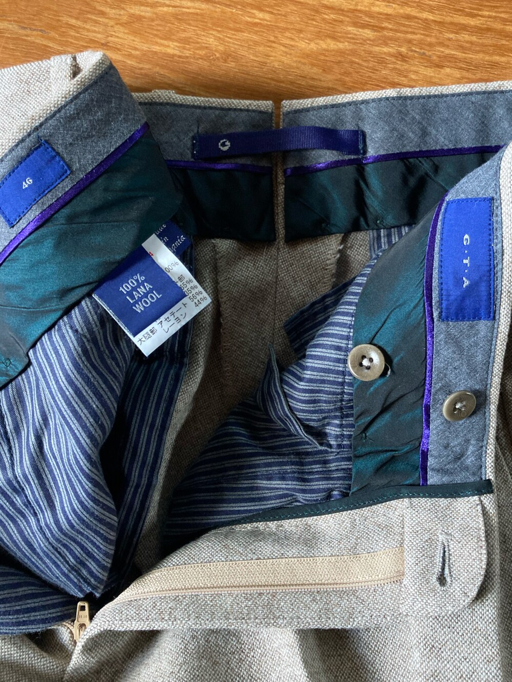 ブラック系のシャツ/ブラウス、ブラック系のブルゾン、ベージュ系のスラックスを着用したメンズの冬コーディネートの5枚目の写真