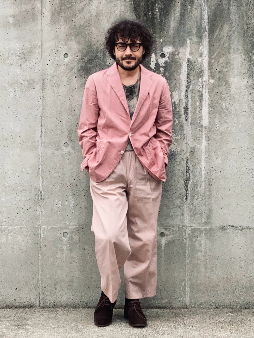 ブラウン系のTシャツ/カットソー、ピンク系のテーラードジャケット、ピンク系のスラックスを着用したメンズの秋コーディネートの4枚目の写真