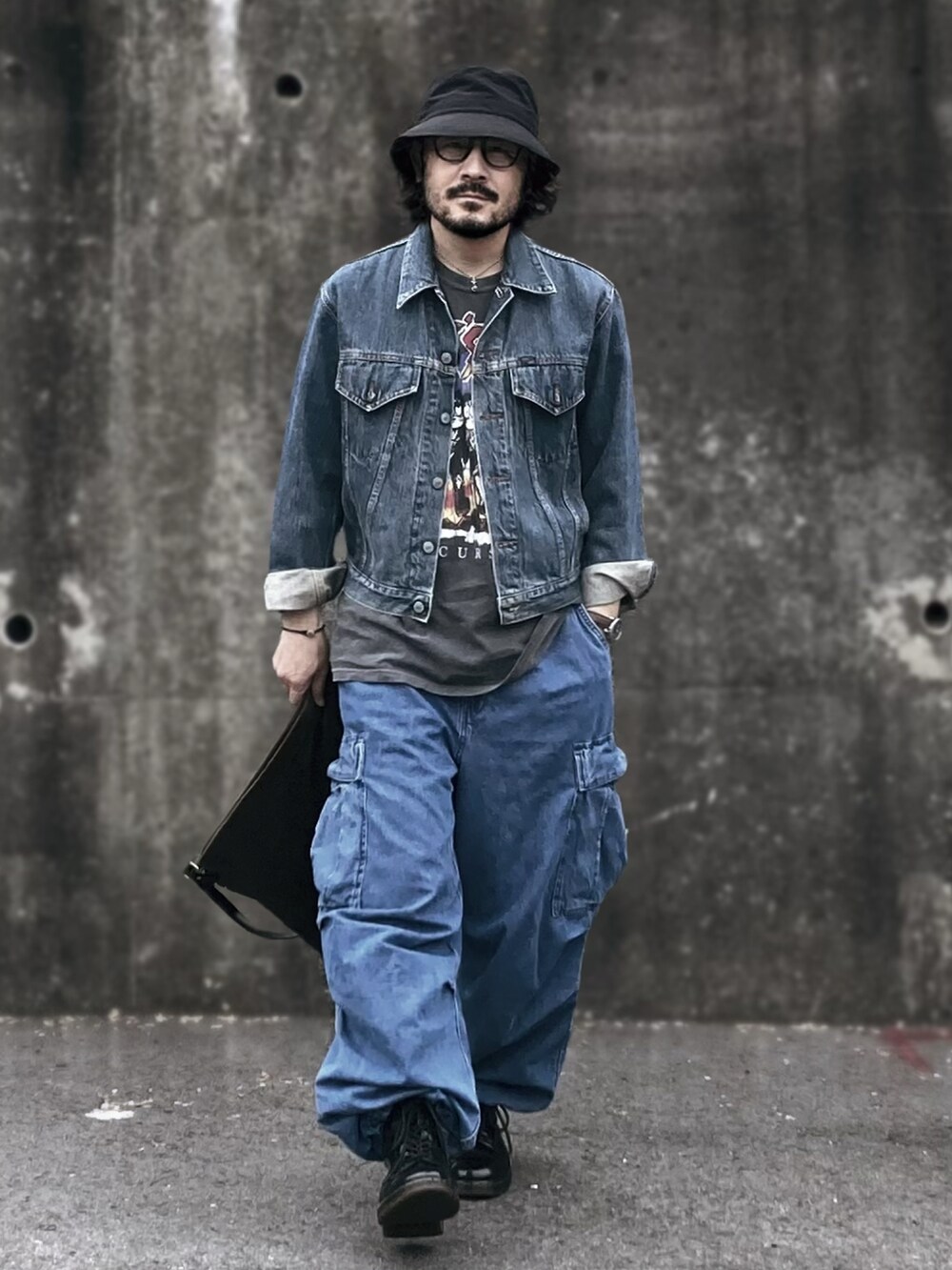 ブルー系のデニムジャケット、グレー系のTシャツ/カットソー、ブルー系のカーゴパンツを着用したメンズの春コーディネートの3枚目の写真