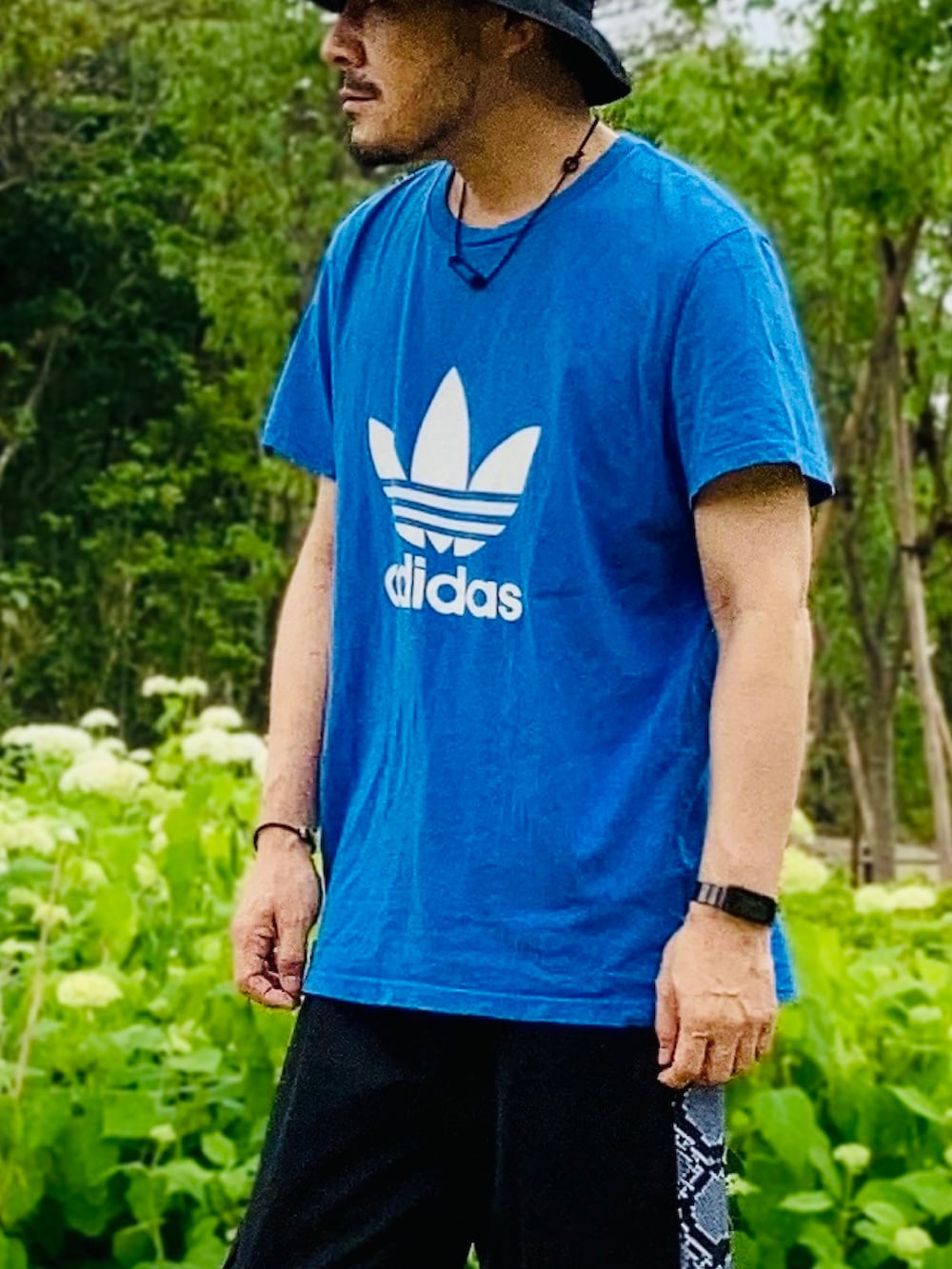 ブルー系のTシャツ/カットソー、ブラック系のスウェットパンツ、ホワイト系のスニーカーを着用したメンズの夏コーディネートの3枚目の写真