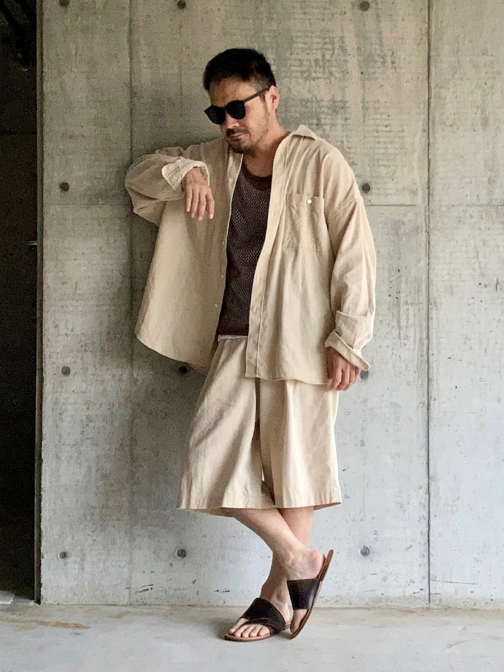 ブラウン系のタンクトップ、ベージュ系のシャツ/ブラウス、ベージュ系のその他パンツを着用したメンズの夏コーディネートの3枚目の写真