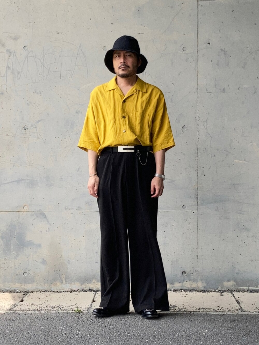 「韓国ファッション、ビッグシルエット、スラックス、カラー×コーデ、オープンカラーシャツ、ビタミンカラー、タックイン、革靴、イエロー、ワイドスラックス、フレアスラックス、モード、メンズファッション、メンズコーデ、大人コーデ」｜「KAZUYUKI KUMAGAIのアイテム（シャツ/ブラウス、イエロー系）」を使った、koppaさん（メンズ・169cm）の春コーディネートの3枚目の写真