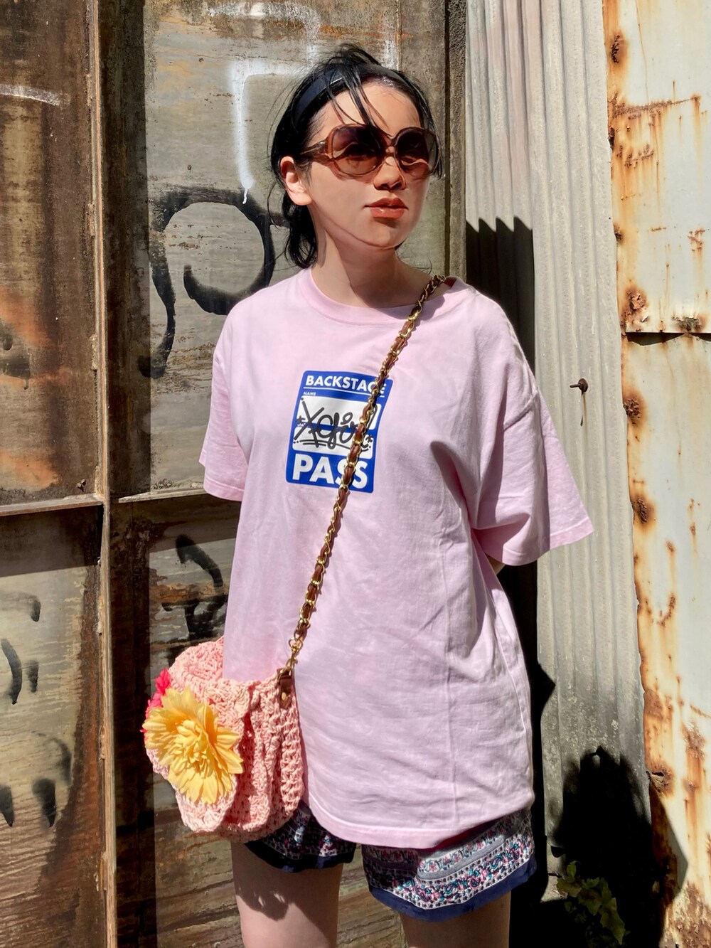 ピンク系のTシャツ/カットソー、ピンク系のショルダーバッグを着用したレディースの夏コーディネートの3枚目の写真