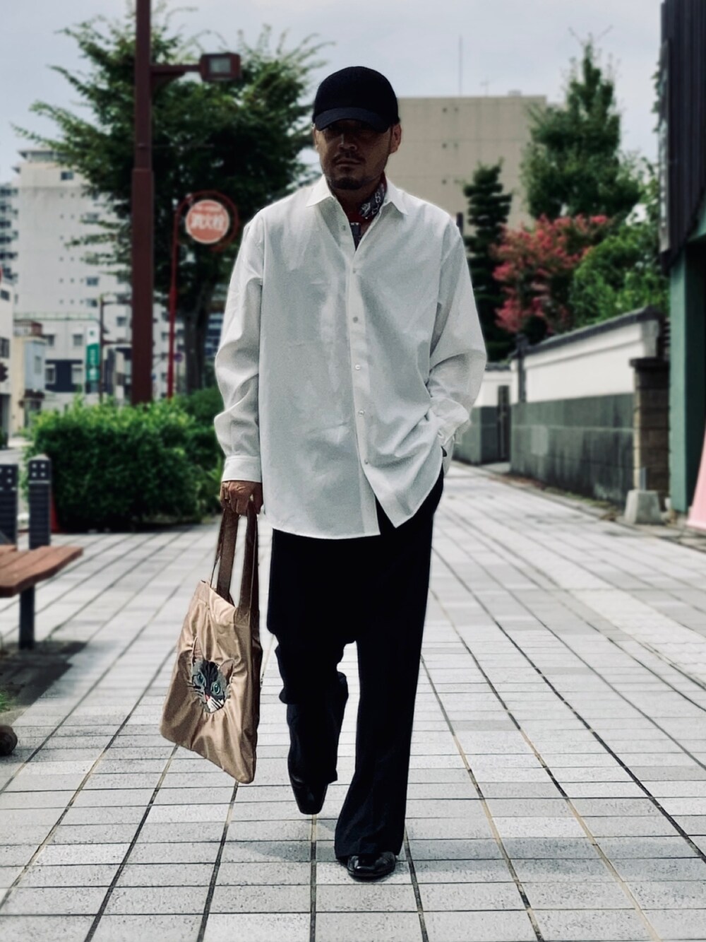 ホワイト系のシャツ/ブラウス、ブラック系のスラックス、ブラック系のドレスシューズを着用したメンズの夏コーディネートの2枚目の写真