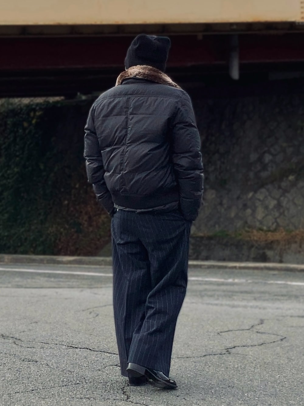 グレー系のTシャツ/カットソー、ブラック系のカーディガン/ボレロ、ブラック系のベストを着用したメンズの冬コーディネートの3枚目の写真