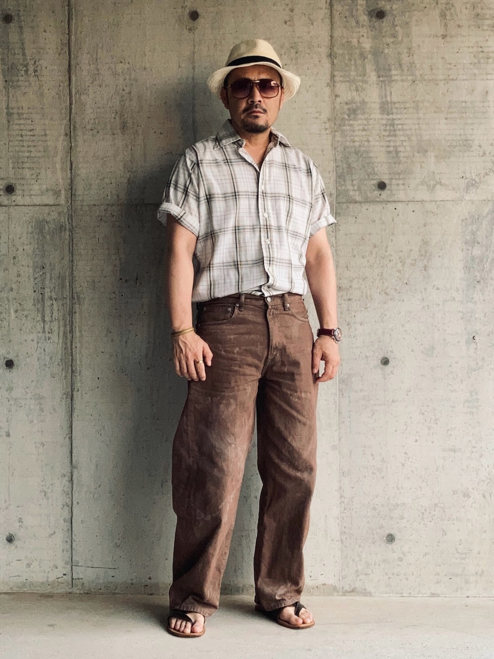 「dye、染め、バレルレッグジーンズ、リメイクジーンズ、フェススタイル、古着MIX、夏コーデ、テーマパークコーデ、さらっと晴れやかスナップ、デニム、ブラウンパンツ、ペーパーハット、サングラス、腕時計、レザーサンダル」｜「GUのバレルレッグジーンズ(セルフダイ) size 30 （デニムパンツ、ブラウン系）」を使った、koppaさん（メンズ・169cm）の夏コーディネートの4枚目の写真
