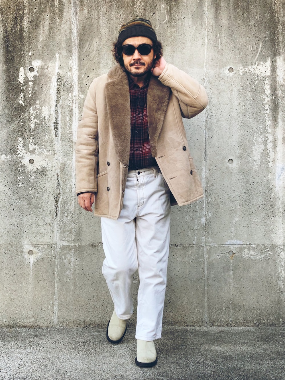 その他のシャツ/ブラウス、ベージュ系のムートンコート、ホワイト系のデニムパンツを着用したメンズの冬コーディネートの3枚目の写真