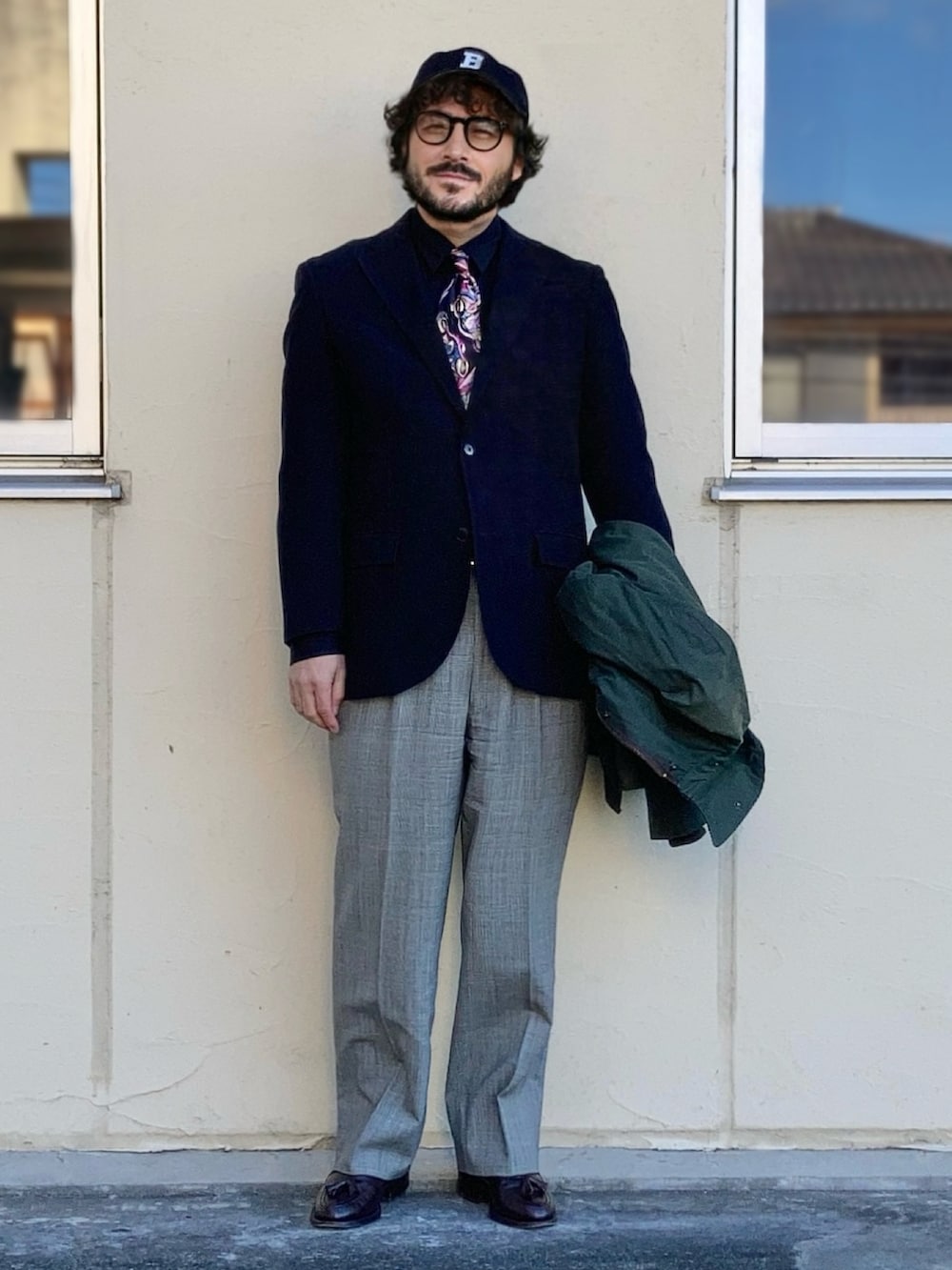 グリーン系のその他アウター、ブラック系のテーラードジャケット、グレー系のスラックスを着用したメンズの冬コーディネートの5枚目の写真