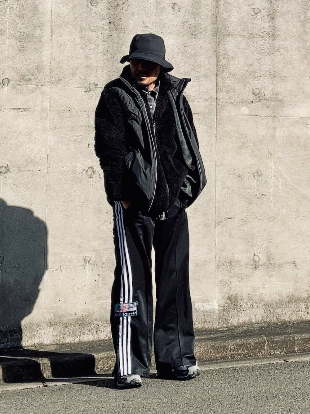 グレー系のシャツ/ブラウス、ブラック系のその他アウター、ブラック系のベストを着用したメンズの冬コーディネートの2枚目の写真