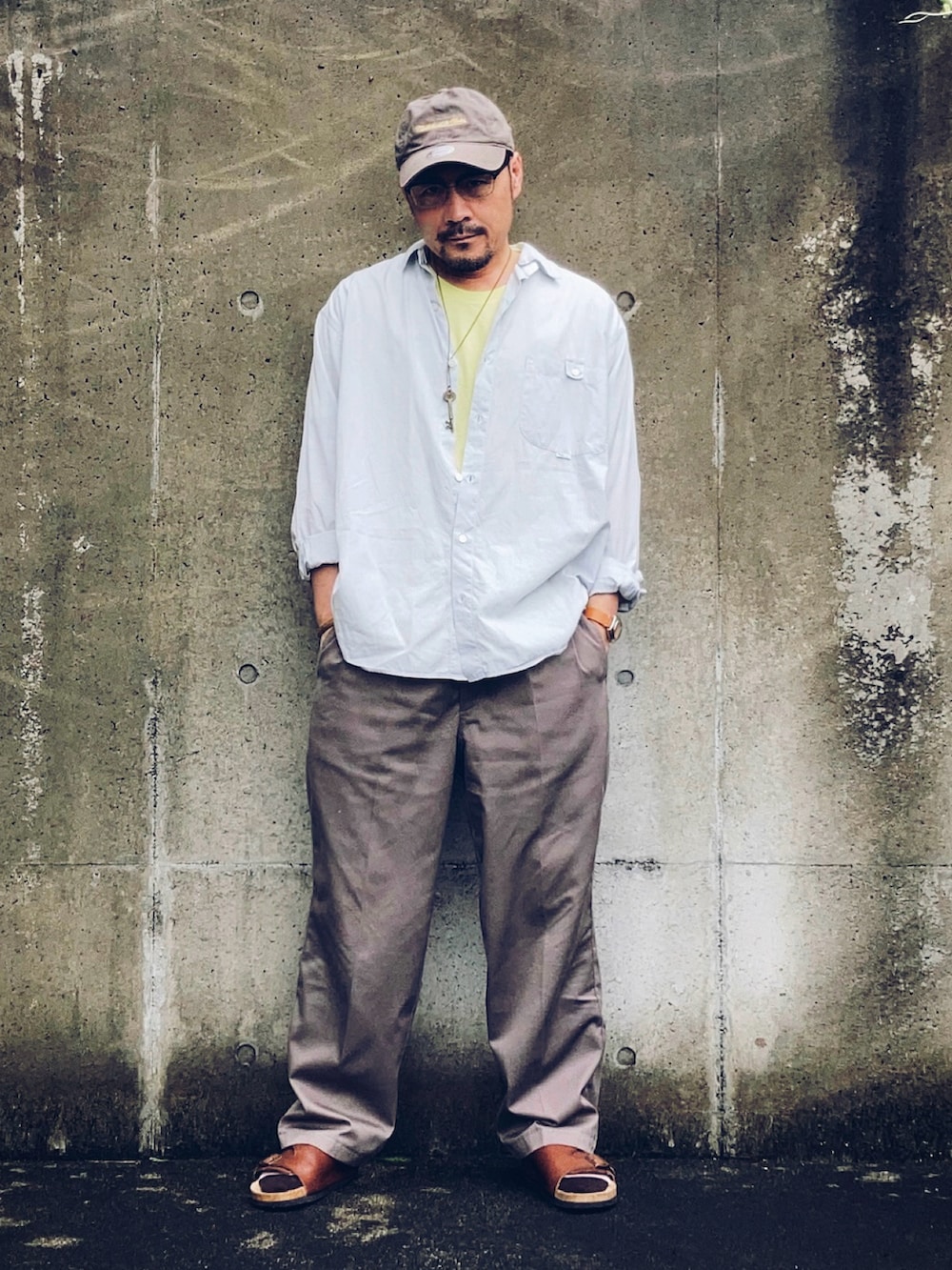 ブルー系のシャツ/ブラウス、グレー系のスラックス、ブラウン系のサンダルを着用したメンズの夏コーディネートの3枚目の写真