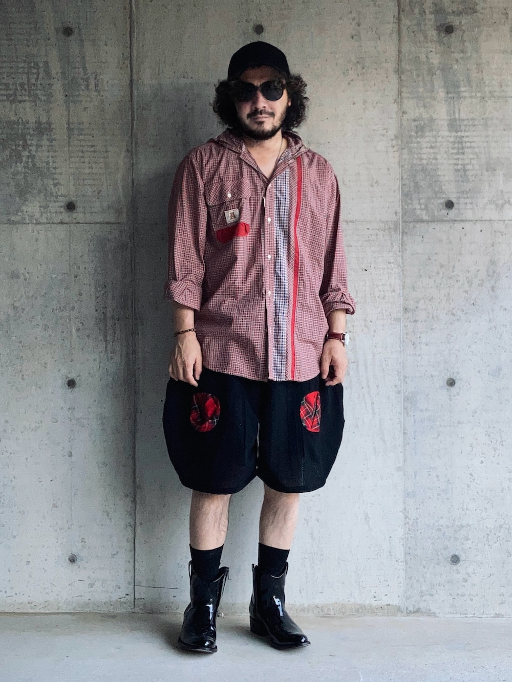 レッド系のシャツ/ブラウス、ブラック系のその他パンツ、ブラック系のブーツを着用したメンズの夏コーディネートの2枚目の写真