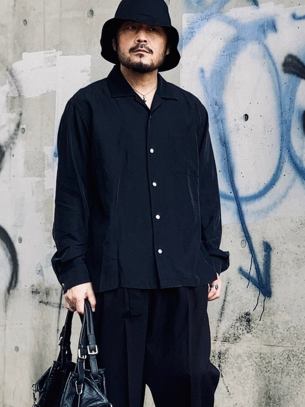 ブラック系のシャツ/ブラウス、ブラック系のスラックス、ブラック系のローファーを着用したメンズの春コーディネートの4枚目の写真