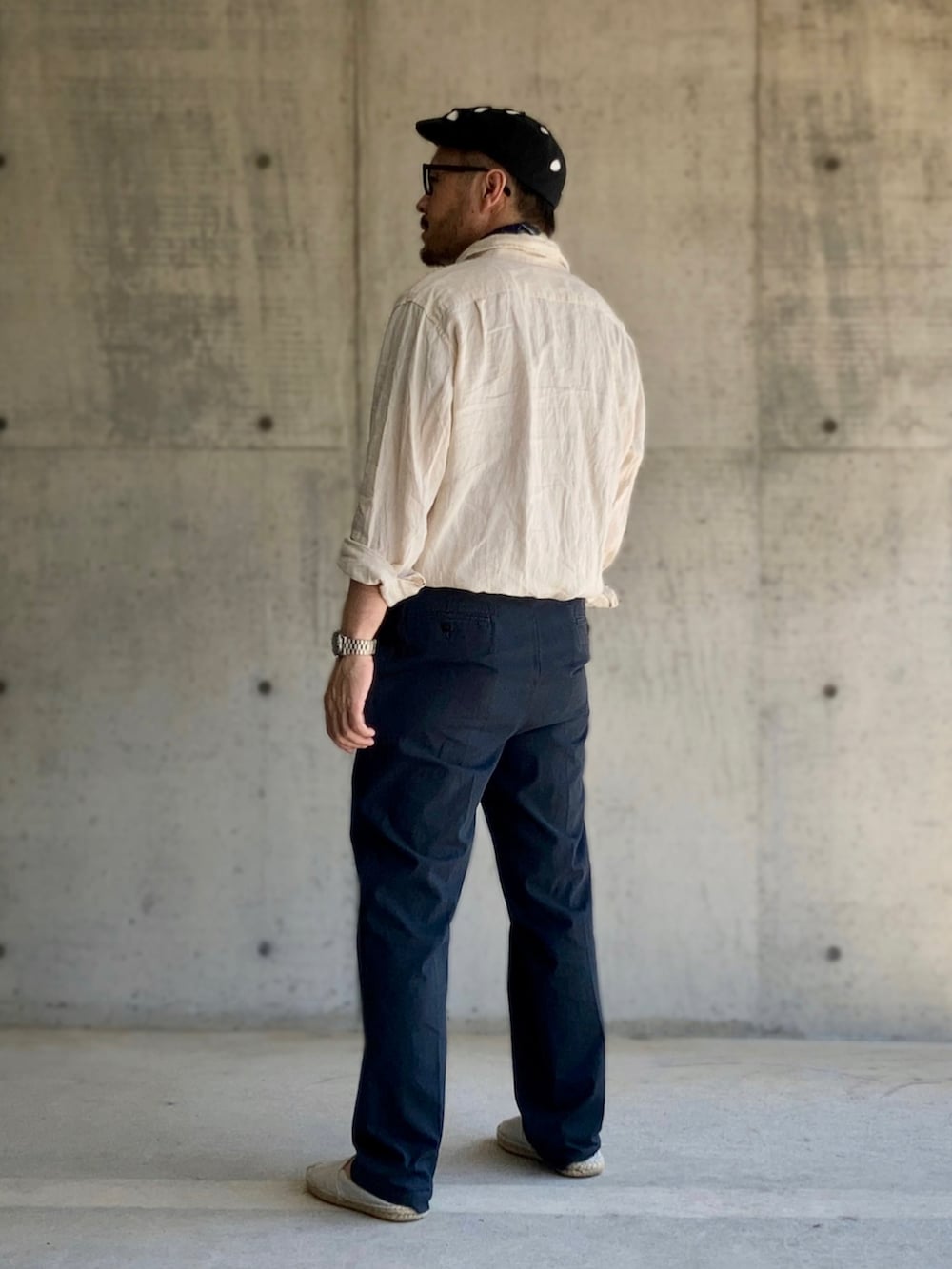 ベージュ系のシャツ/ブラウス、ブルー系のチノパンツ、ホワイト系のスリッポンを着用したメンズの夏コーディネートの3枚目の写真