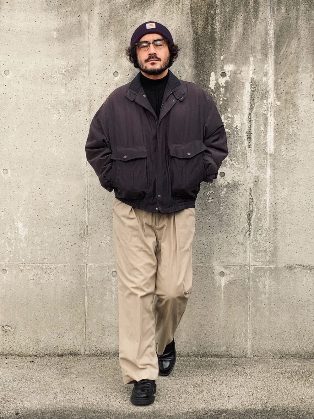 ベージュ系のスラックス、グレー系のブルゾン、ブラック系のローファーを着用したメンズの冬コーディネートの2枚目の写真