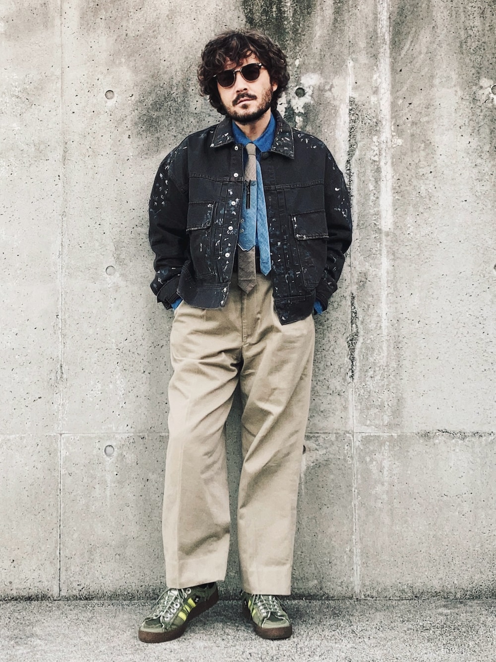 ブラウン系のデニムジャケット、ベージュ系のチノパンツ、ブルー系のシャツ/ブラウスを着用したメンズの秋コーディネートの2枚目の写真