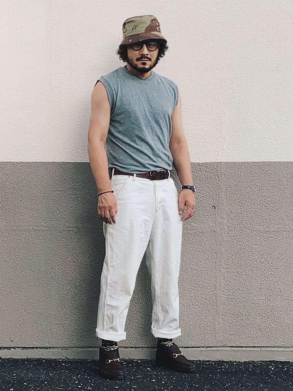 グレー系のTシャツ/カットソー、ホワイト系のデニムパンツ、ブラウン系のブーツを着用したメンズの夏コーディネートの2枚目の写真