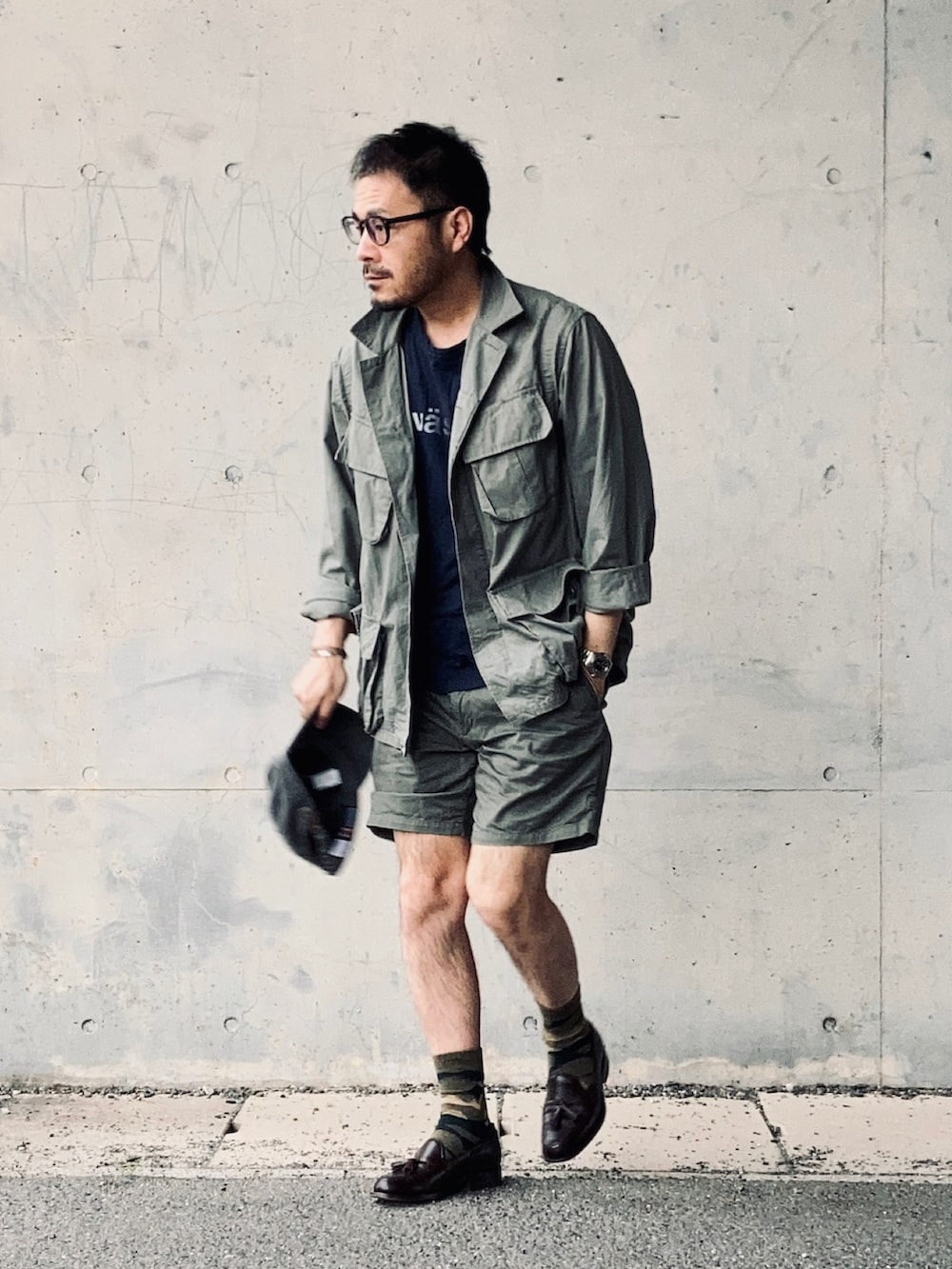 ブルー系のTシャツ/カットソー、グリーン系のミリタリージャケット、グリーン系のチノパンツを着用したメンズの春コーディネートの2枚目の写真