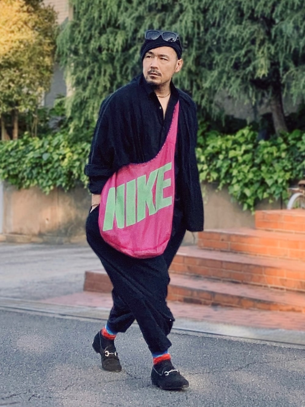 ブラック系のシャツ/ブラウス、ブラック系のその他アウター、ブラック系のその他パンツを着用したメンズの春コーディネートの2枚目の写真