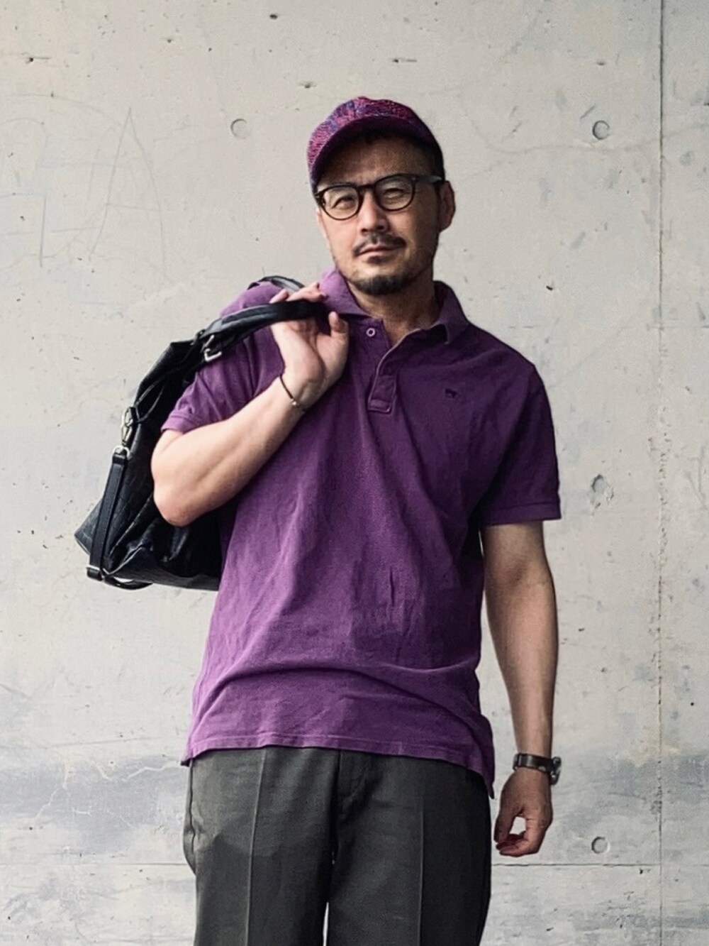 パープル系のポロシャツ、グリーン系のチノパンツ、ブラウン系のドレスシューズを着用したメンズの夏コーディネートの2枚目の写真