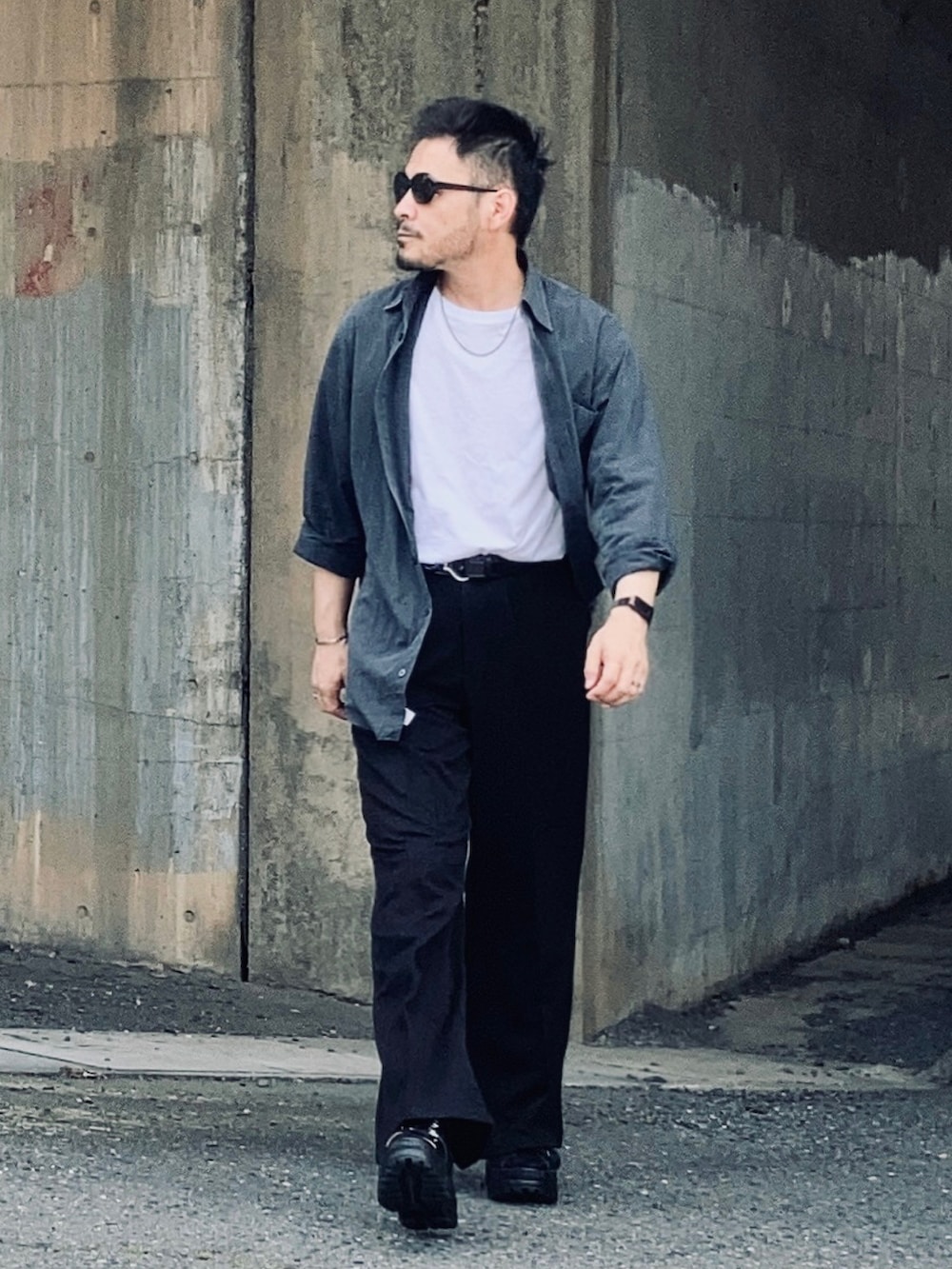 ホワイト系のTシャツ/カットソー、グレー系のシャツ/ブラウス、ブラック系のスラックスを着用したメンズの夏コーディネートの3枚目の写真