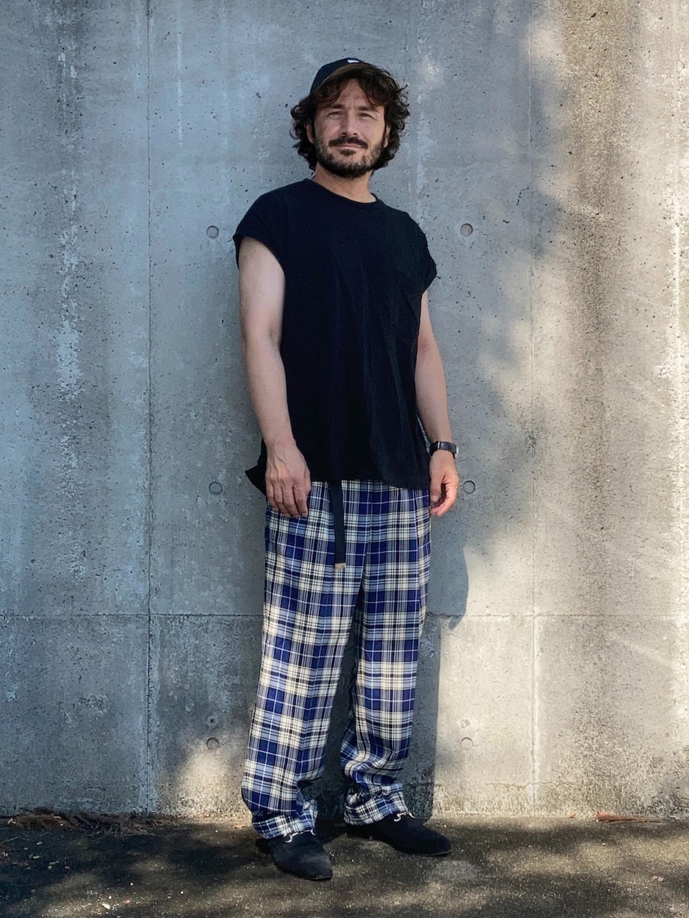 ブラック系のその他トップス、ブルー系のスラックス、ブラック系のローファーを着用したメンズの夏コーディネートの2枚目の写真