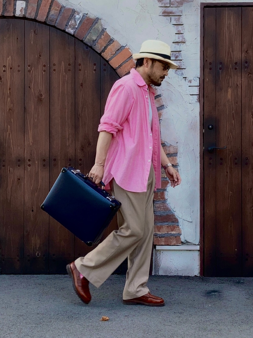 ホワイト系のTシャツ/カットソー、ピンク系のシャツ/ブラウス、ベージュ系のスラックスを着用したメンズの夏コーディネートの2枚目の写真