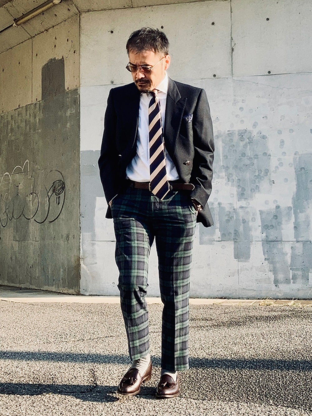 ホワイト系のシャツ/ブラウス、ブルー系のテーラードジャケット、グリーン系のスラックスを着用したメンズの秋コーディネートの2枚目の写真