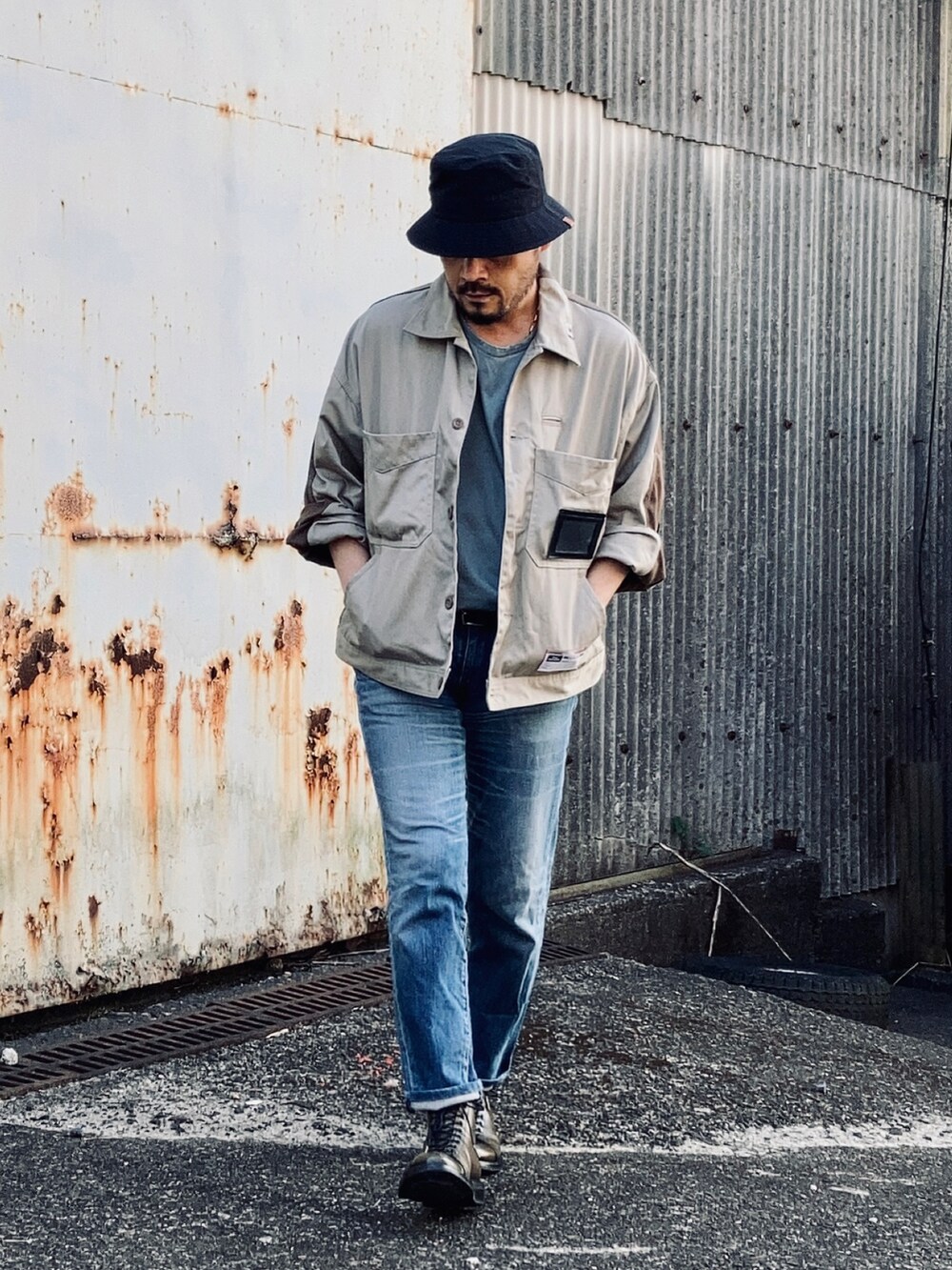 グリーン系のTシャツ/カットソー、ベージュ系のその他アウター、ブルー系のデニムパンツを着用したメンズの春コーディネートの3枚目の写真