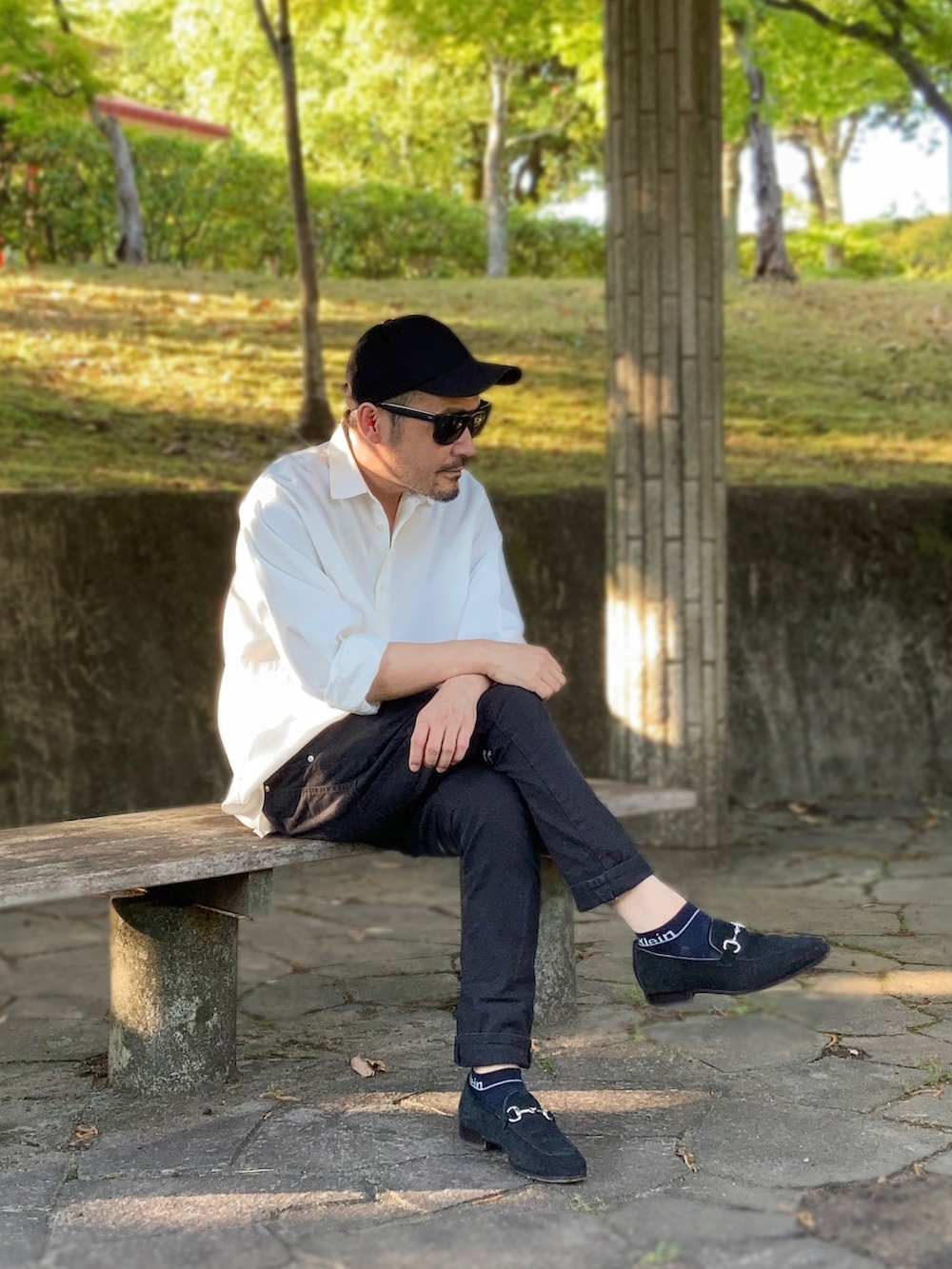 ホワイト系のシャツ/ブラウス、ブラック系のデニムパンツ、ブラック系のローファーを着用したメンズの夏コーディネートの3枚目の写真