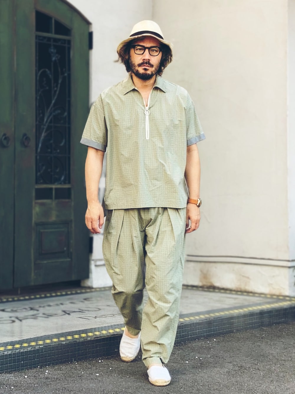 グリーン系のTシャツ/カットソー、グリーン系のその他パンツ、ホワイト系のスリッポンを着用したメンズの夏コーディネートの2枚目の写真